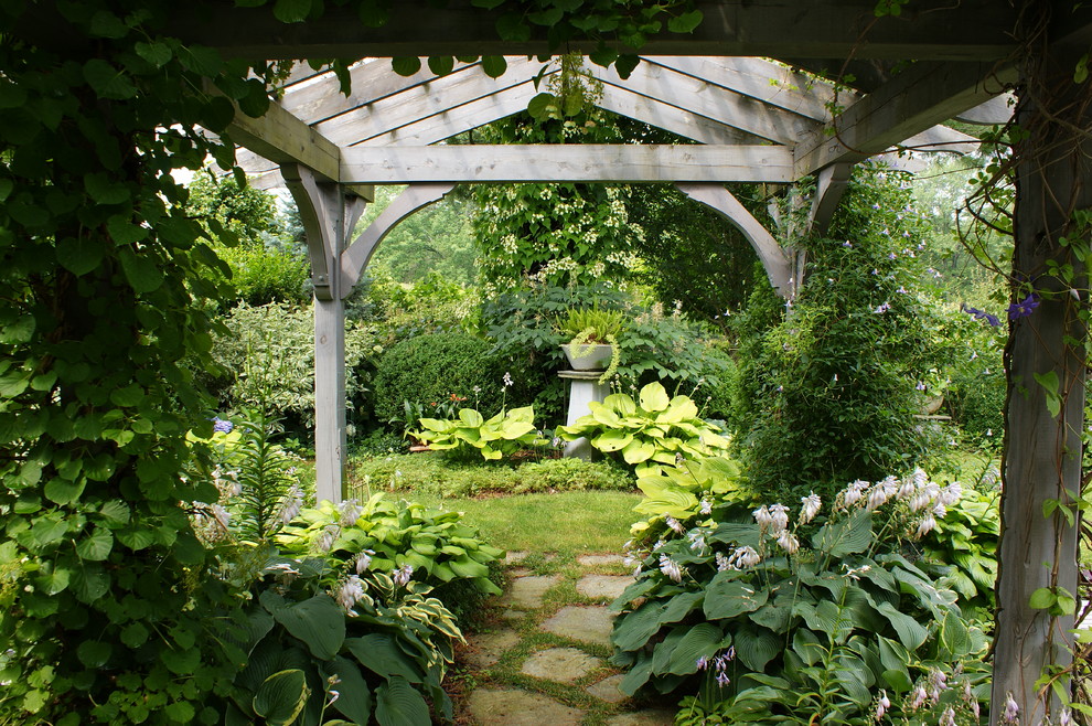 Foto di un giardino classico in ombra dietro casa