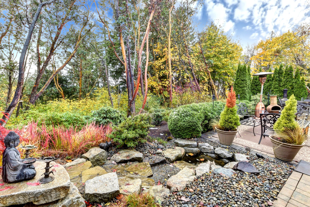 Ispirazione per un privacy in giardino minimalista esposto a mezz'ombra in autunno con pavimentazioni in pietra naturale