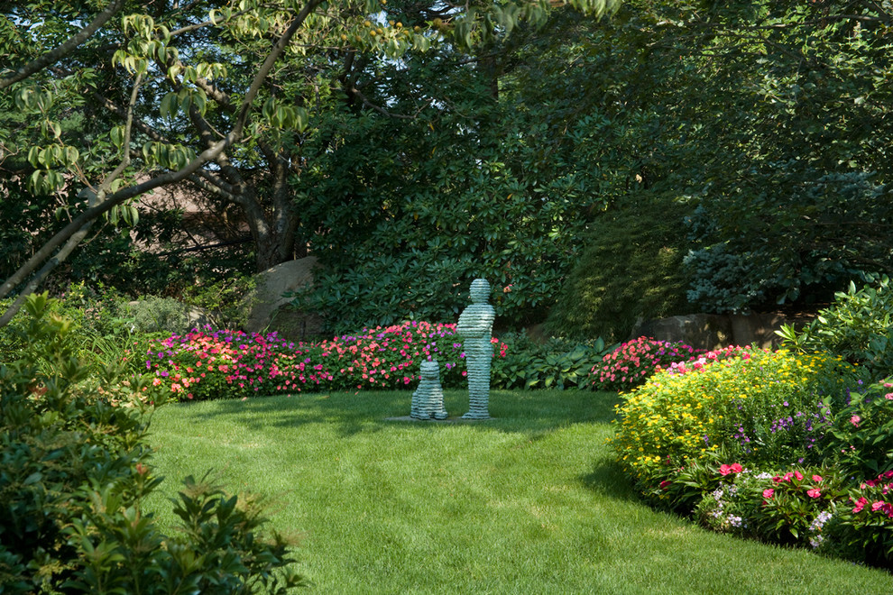 Стильный дизайн: большой летний регулярный сад на заднем дворе в классическом стиле с полуденной тенью - последний тренд