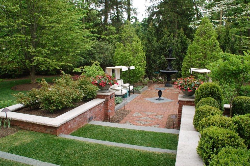 Mittelgroßer, Halbschattiger, Geometrischer Klassischer Garten im Frühling, hinter dem Haus mit Wasserspiel und Pflastersteinen in New York