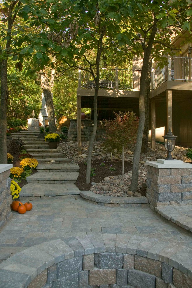 カンザスシティにあるトラディショナルスタイルのおしゃれな庭の写真