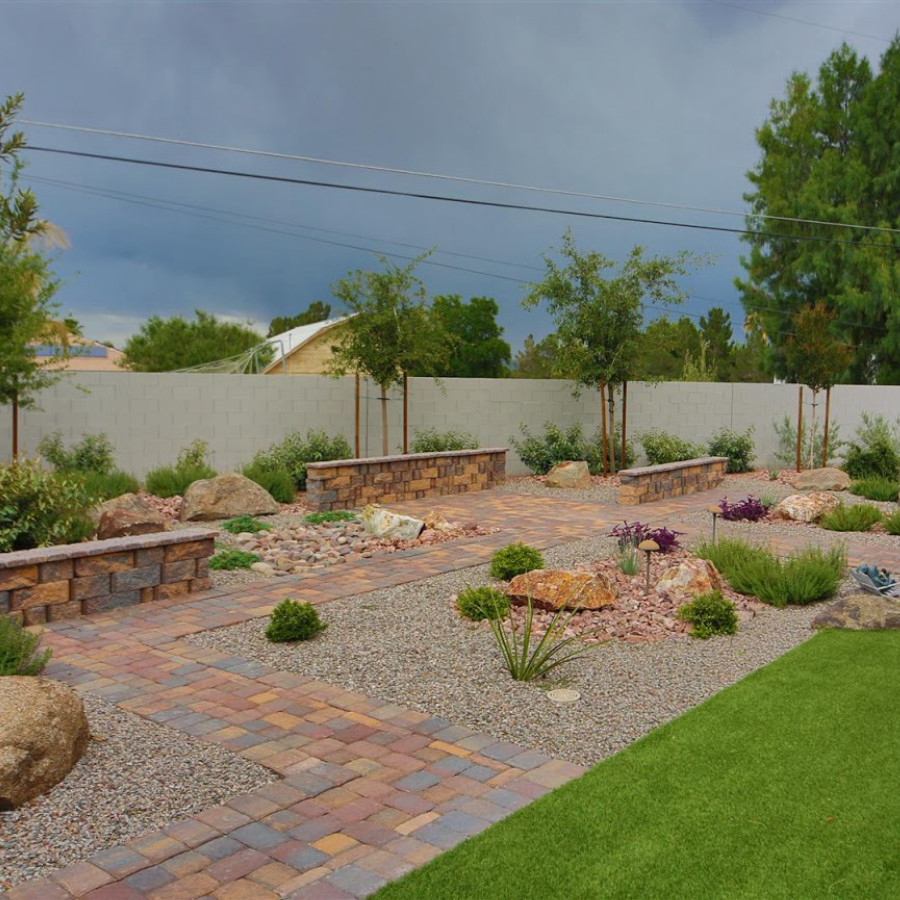 Diseño de jardín de estilo americano de tamaño medio en patio trasero con jardín francés y adoquines de ladrillo