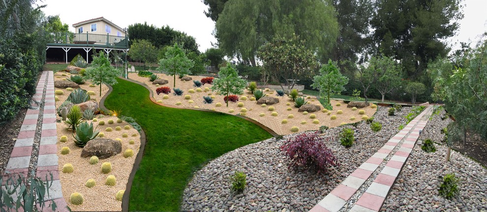 Design ideas for a large transitional full sun backyard gravel landscaping in Los Angeles.