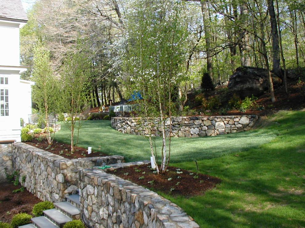 Schattiger, Geometrischer, Großer Landhaus Gartenweg im Sommer, hinter dem Haus mit Natursteinplatten in New York
