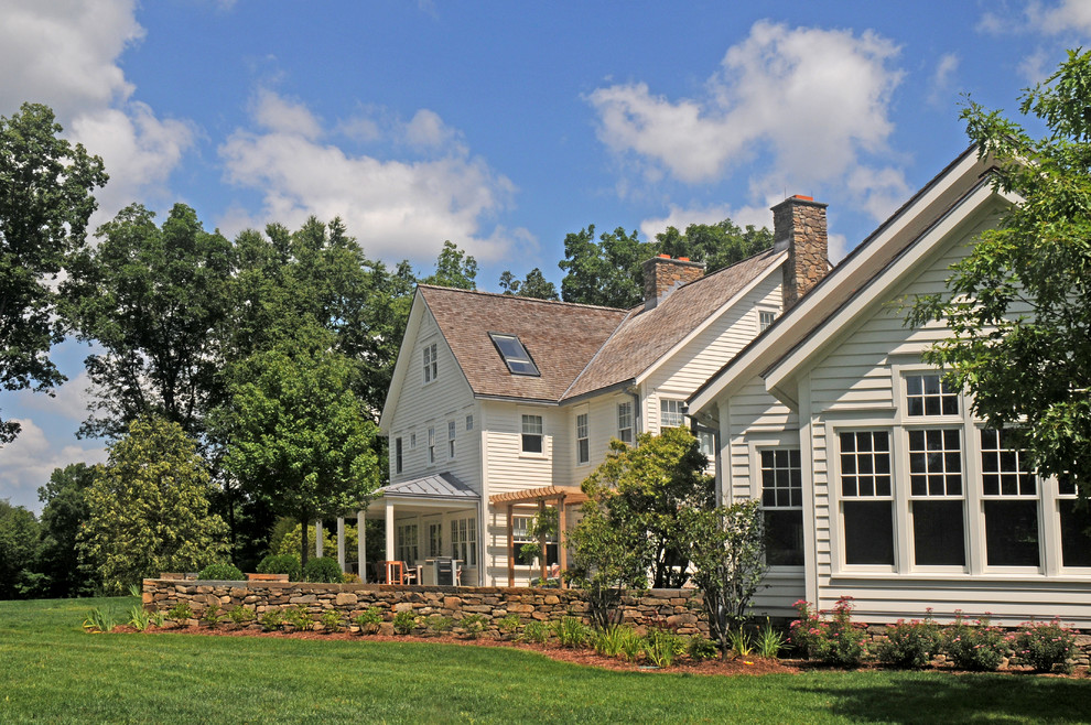 Idee per un ampio giardino formale country esposto in pieno sole nel cortile laterale in estate con un focolare e pavimentazioni in pietra naturale