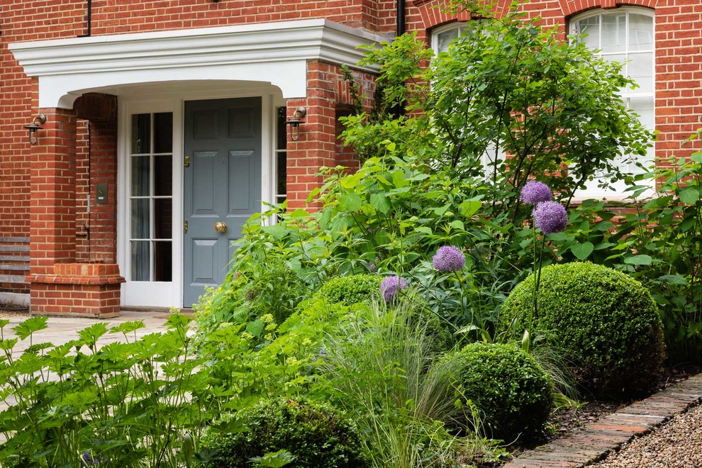 Geometrischer, Mittelgroßer, Halbschattiger Klassischer Garten im Frühling, hinter dem Haus mit Feuerstelle und Natursteinplatten in London