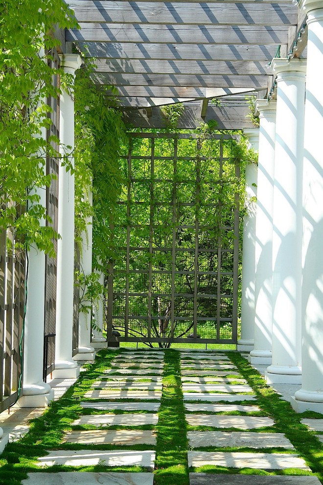 Стильный дизайн: большой весенний регулярный сад в классическом стиле с садовой дорожкой или калиткой, полуденной тенью и мощением тротуарной плиткой - последний тренд