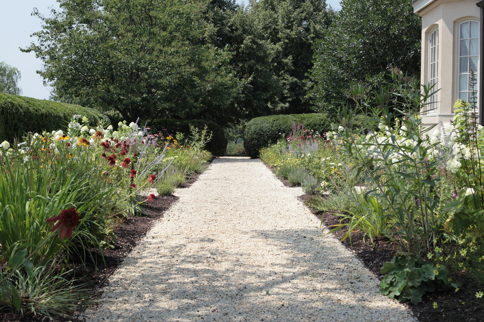 Свежая идея для дизайна: участок и сад на боковом дворе в классическом стиле - отличное фото интерьера