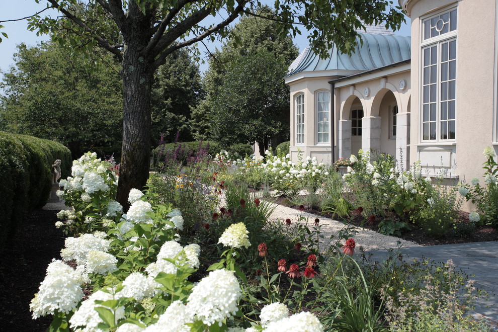 Idee per un grande giardino formale classico esposto a mezz'ombra nel cortile laterale in estate con un ingresso o sentiero e ghiaia