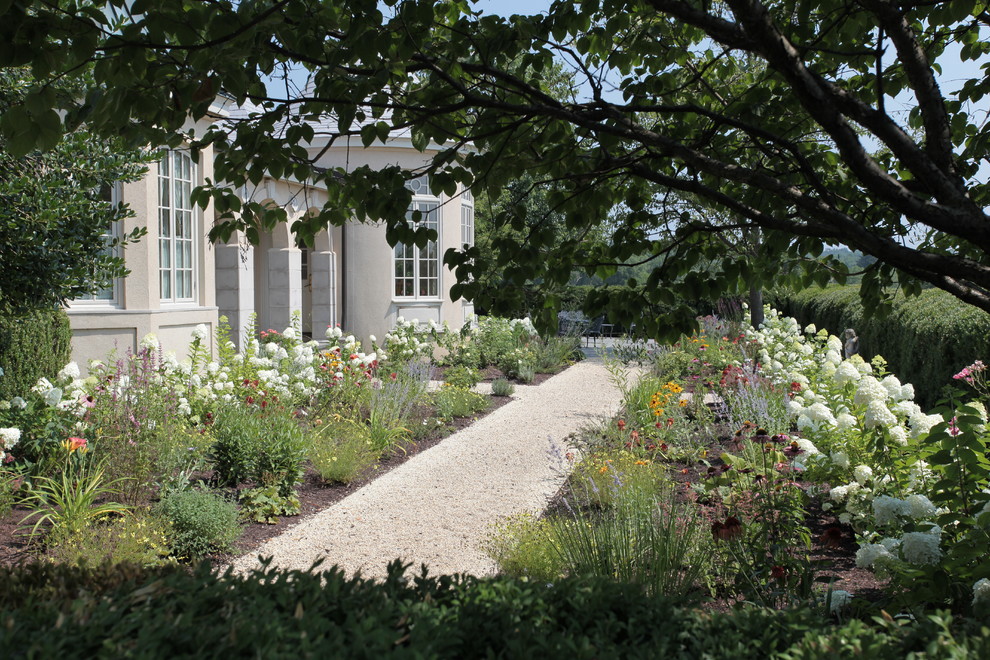 Ispirazione per un grande giardino formale chic esposto a mezz'ombra nel cortile laterale in estate con un ingresso o sentiero e ghiaia