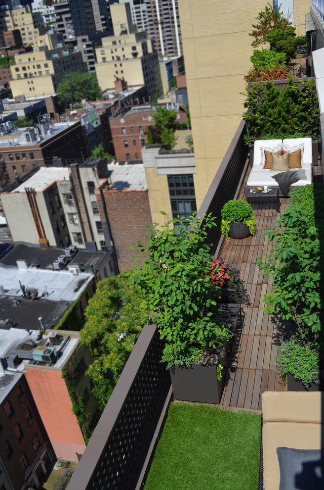 На фото: солнечный, летний участок и сад на крыше в стиле неоклассика (современная классика) с растениями в контейнерах и хорошей освещенностью