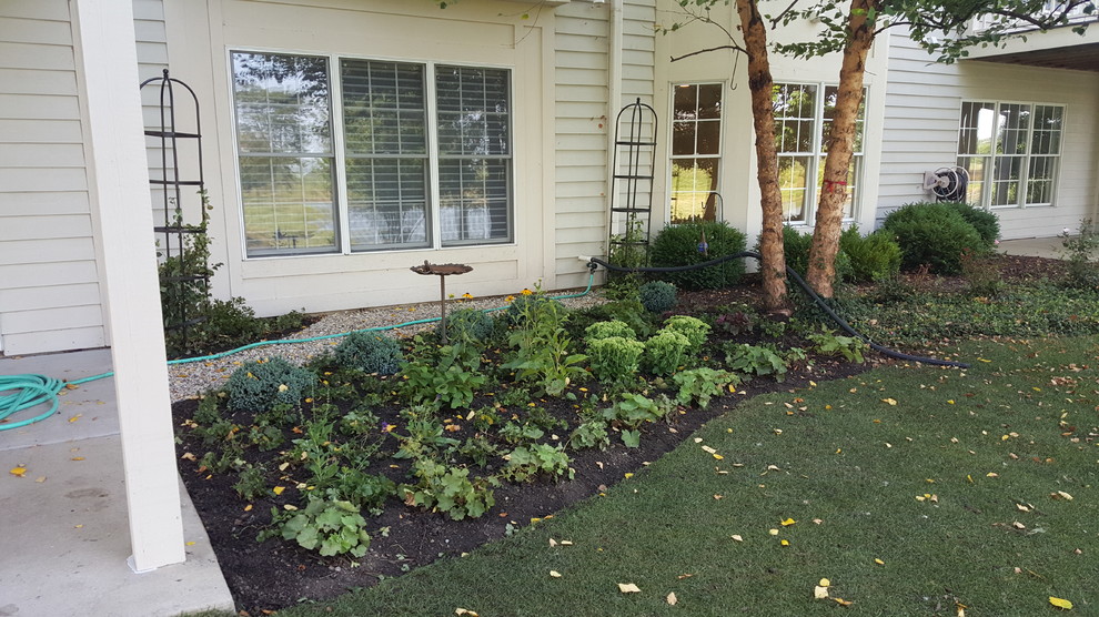 На фото: маленький участок и сад на переднем дворе в классическом стиле с садовой дорожкой или калиткой и полуденной тенью для на участке и в саду