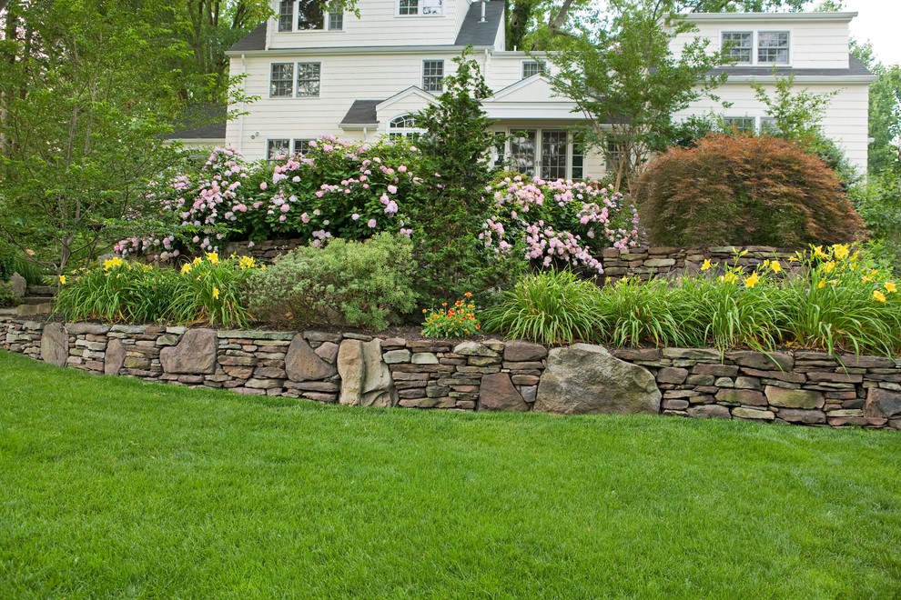 Inspiration for a traditional landscaping in New York.