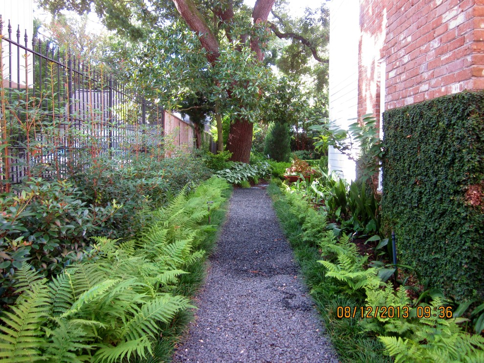 Photo of a traditional landscaping in Houston.