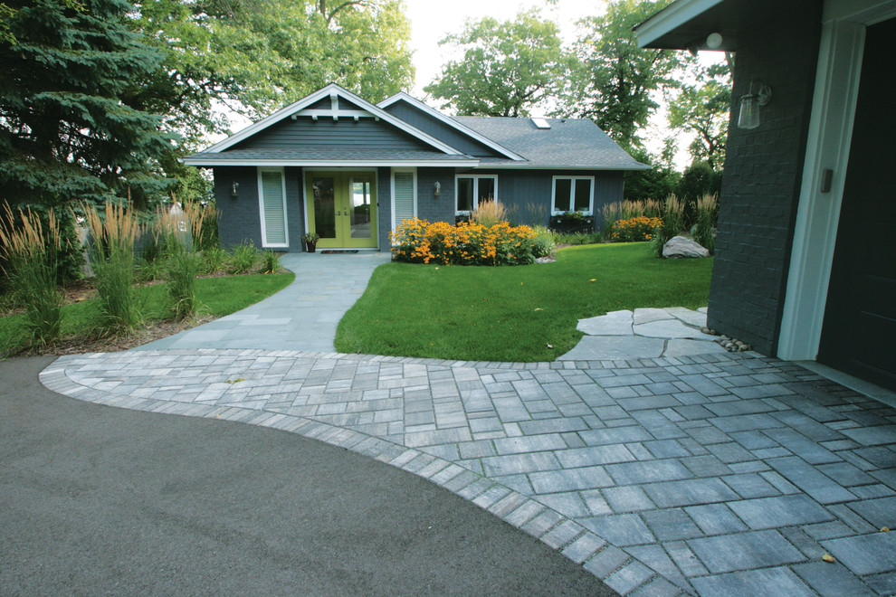 Idee per un piccolo vialetto d'ingresso stile marinaro davanti casa con pavimentazioni in pietra naturale