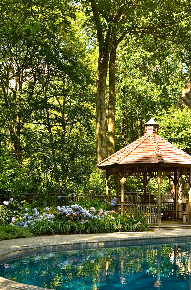Design ideas for a traditional shade backyard landscaping in New York.