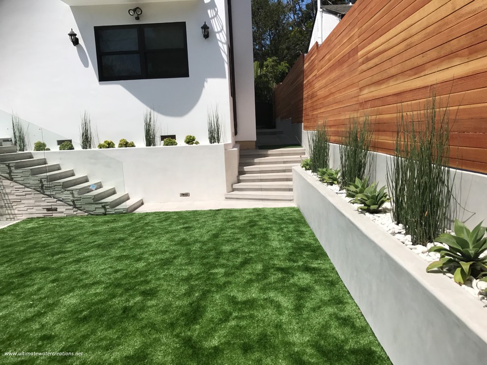 Design ideas for a large contemporary back garden in Los Angeles.