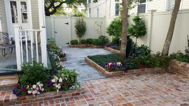 Inspiration for a classic courtyard garden in New Orleans with natural stone paving.