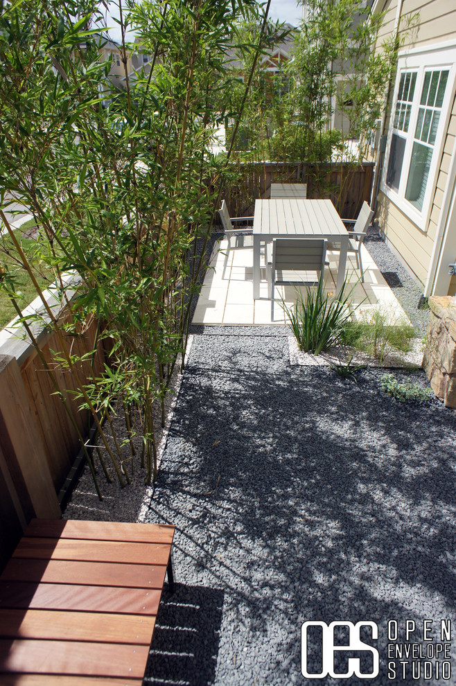 Esempio di un piccolo giardino xeriscape minimalista esposto a mezz'ombra nel cortile laterale in estate con ghiaia