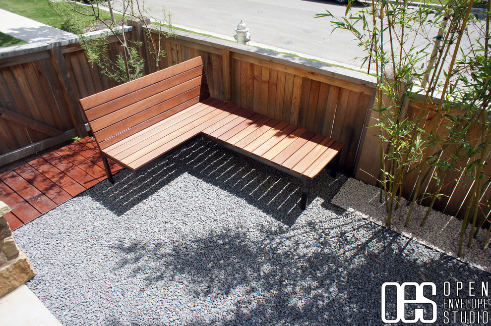 Идея дизайна: маленький летний засухоустойчивый сад на боковом дворе в стиле модернизм с полуденной тенью и покрытием из гравия для на участке и в саду