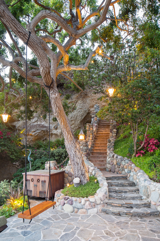 オレンジカウンティにある地中海スタイルのおしゃれな庭 (日陰、天然石敷き、階段) の写真