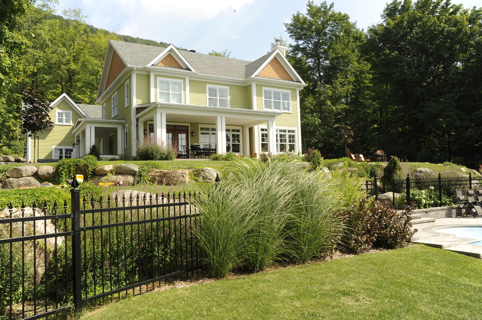 Inspiration for a contemporary full sun hillside landscaping in Montreal.