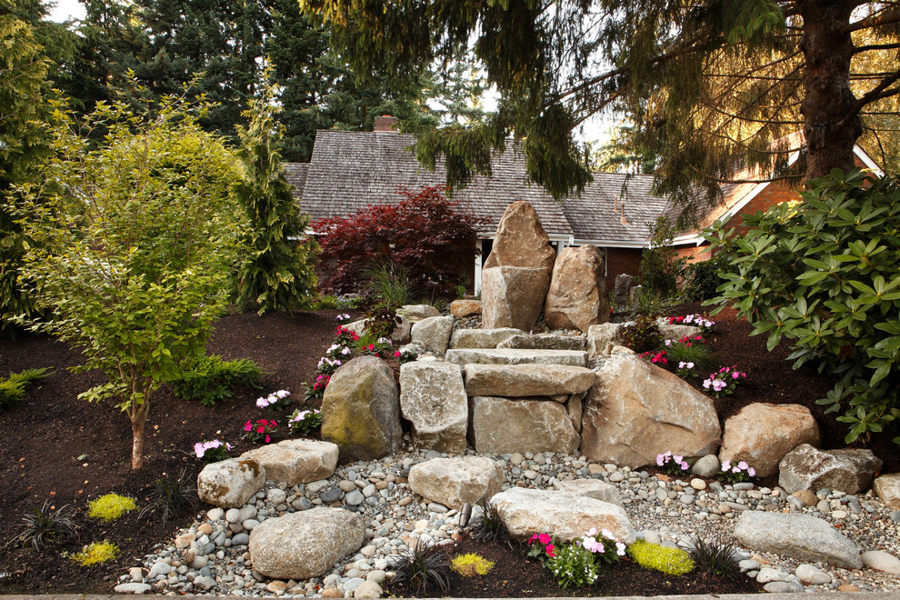На фото: участок и сад на заднем дворе в классическом стиле с подъездной дорогой, камнем в ландшафтном дизайне и покрытием из гальки с