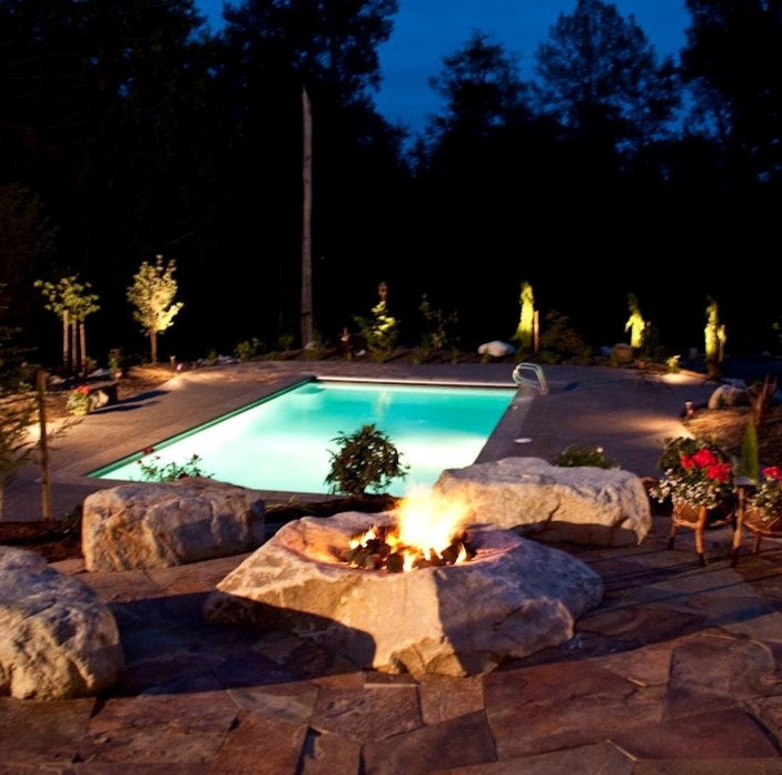Foto de jardín clásico grande en verano en patio trasero con jardín francés, brasero, exposición total al sol y adoquines de piedra natural