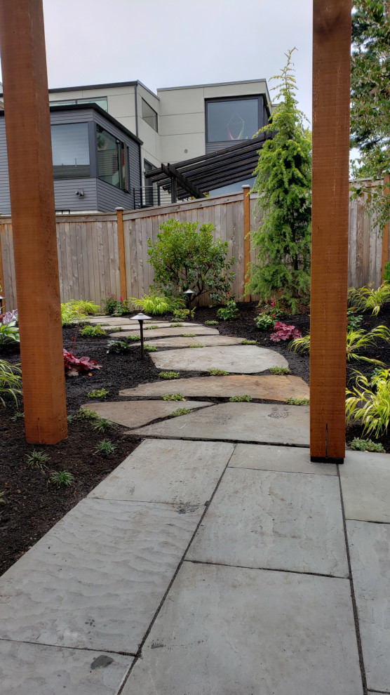 Moderner Garten hinter dem Haus mit Natursteinplatten in Seattle