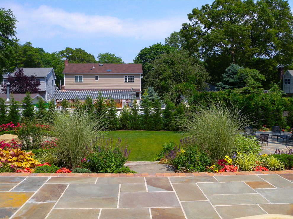 Geometrischer, Mittelgroßer, Halbschattiger Klassischer Garten hinter dem Haus mit Natursteinplatten in New York