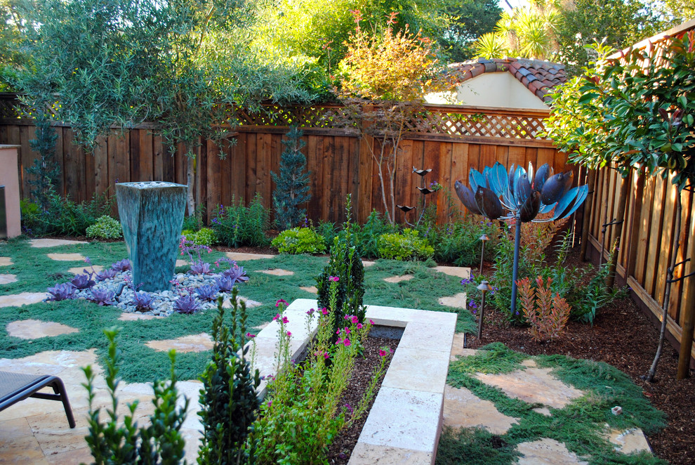 Diseño de jardín actual pequeño en patio trasero con fuente