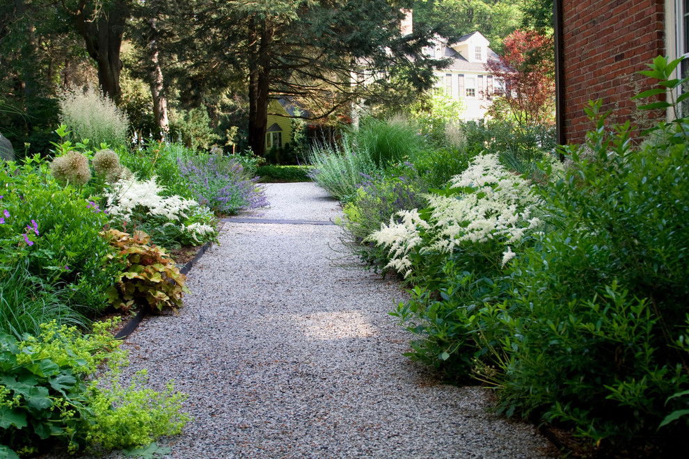 Photo of a contemporary garden in Boston with gravel.