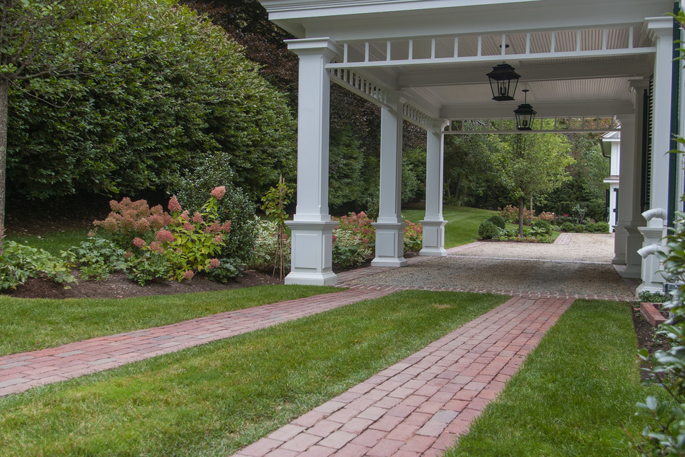 На фото: участок и сад среднего размера на внутреннем дворе в классическом стиле с подъездной дорогой, полуденной тенью и мощением клинкерной брусчаткой