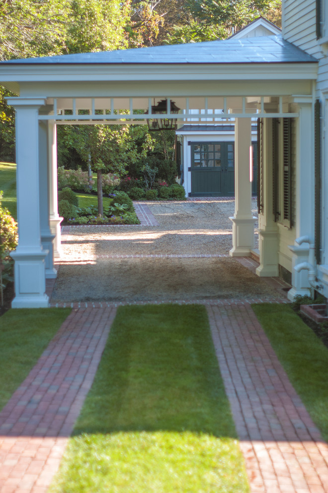 Immagine di un vialetto d'ingresso classico esposto a mezz'ombra di medie dimensioni e davanti casa con pavimentazioni in mattoni