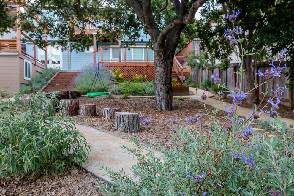 Foto de jardín de secano rústico de tamaño medio en patio trasero con exposición total al sol y granito descompuesto