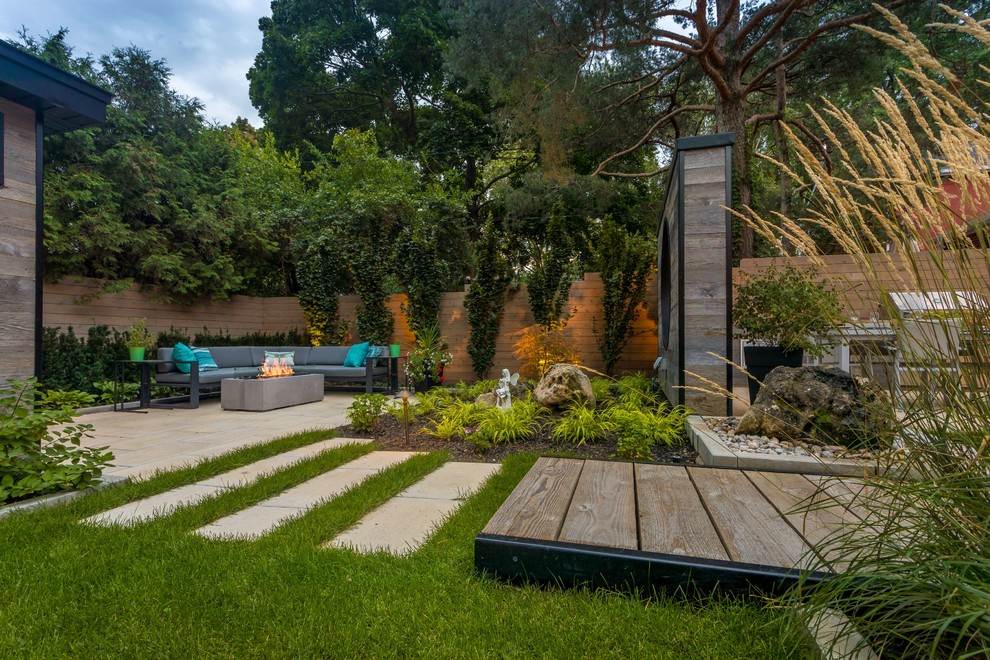 Immagine di un giardino classico di medie dimensioni e dietro casa