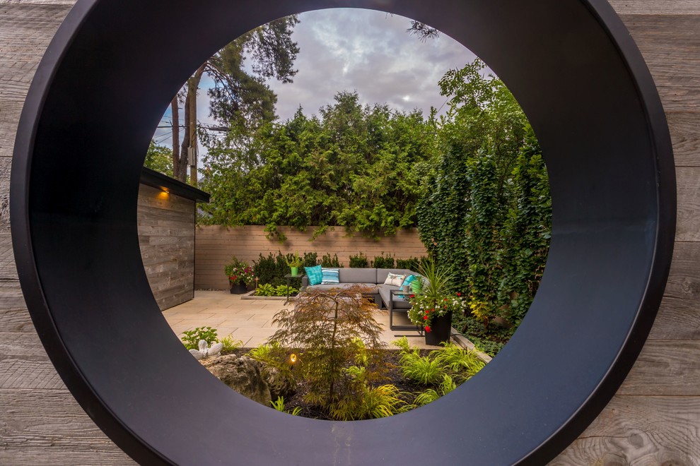 На фото: участок и сад среднего размера на заднем дворе в стиле неоклассика (современная классика) с