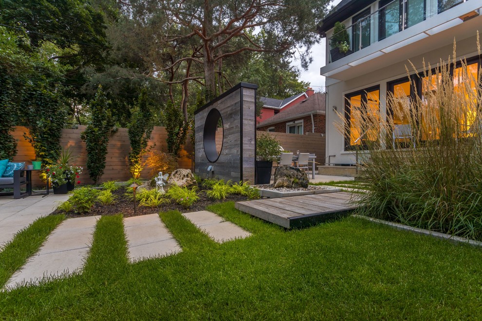 Стильный дизайн: участок и сад среднего размера на заднем дворе в стиле неоклассика (современная классика) - последний тренд