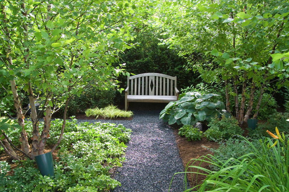 На фото: участок и сад на заднем дворе в классическом стиле с покрытием из гравия