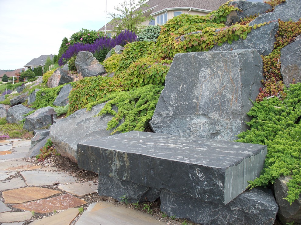 Imagen de camino de jardín bohemio grande en otoño en patio trasero con adoquines de piedra natural