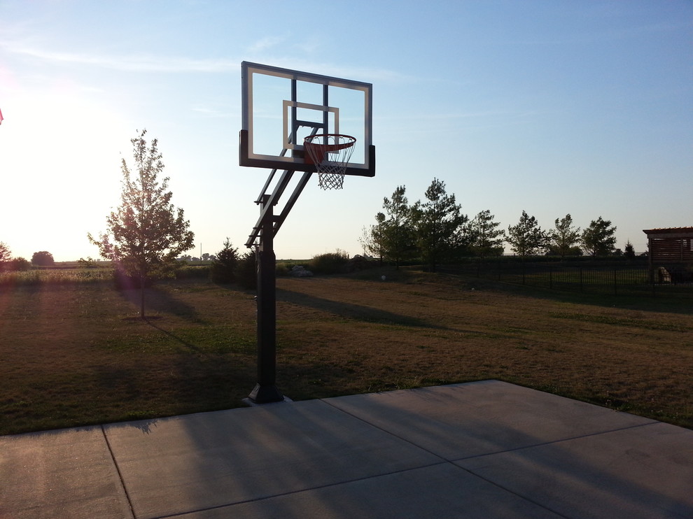This is an example of a large classic back full sun garden in Chicago with an outdoor sport court.