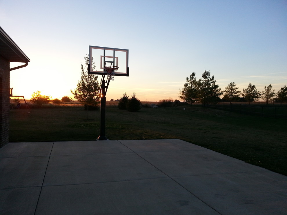 This is an example of a large classic back full sun garden in Chicago with an outdoor sport court.