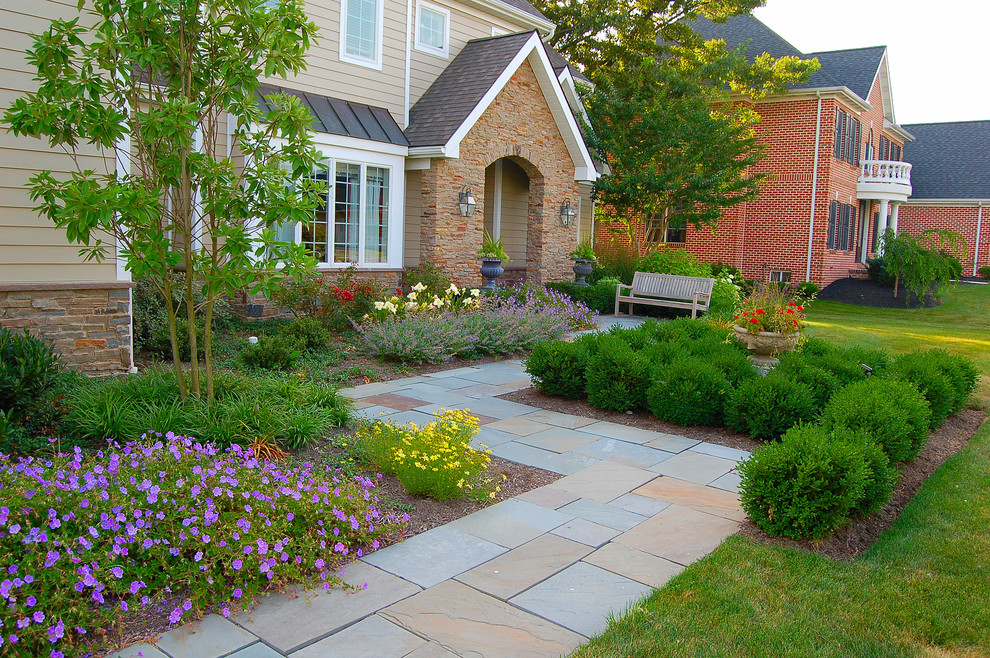 Пример оригинального дизайна: участок и сад среднего размера на переднем дворе в классическом стиле