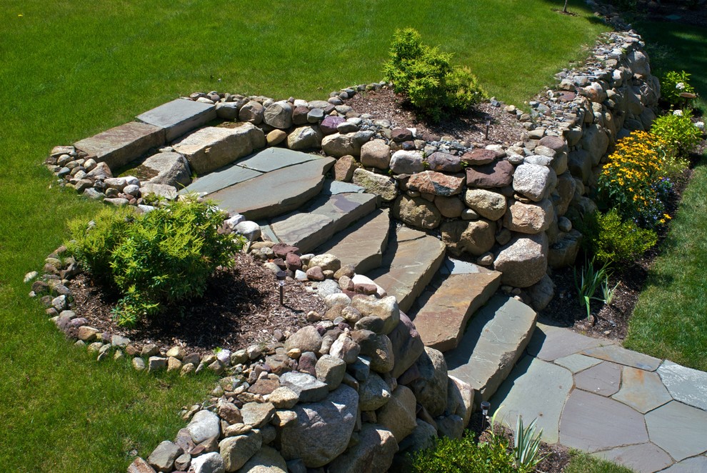Idee per un giardino chic di medie dimensioni e dietro casa con un ingresso o sentiero e pavimentazioni in pietra naturale