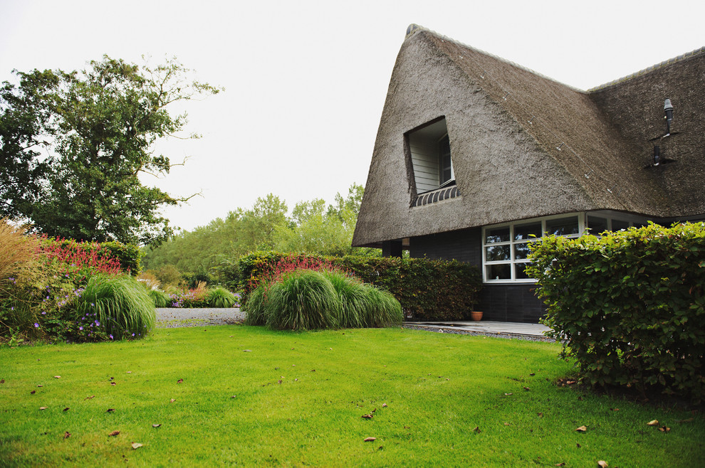 This is an example of a farmhouse back garden in Amsterdam.
