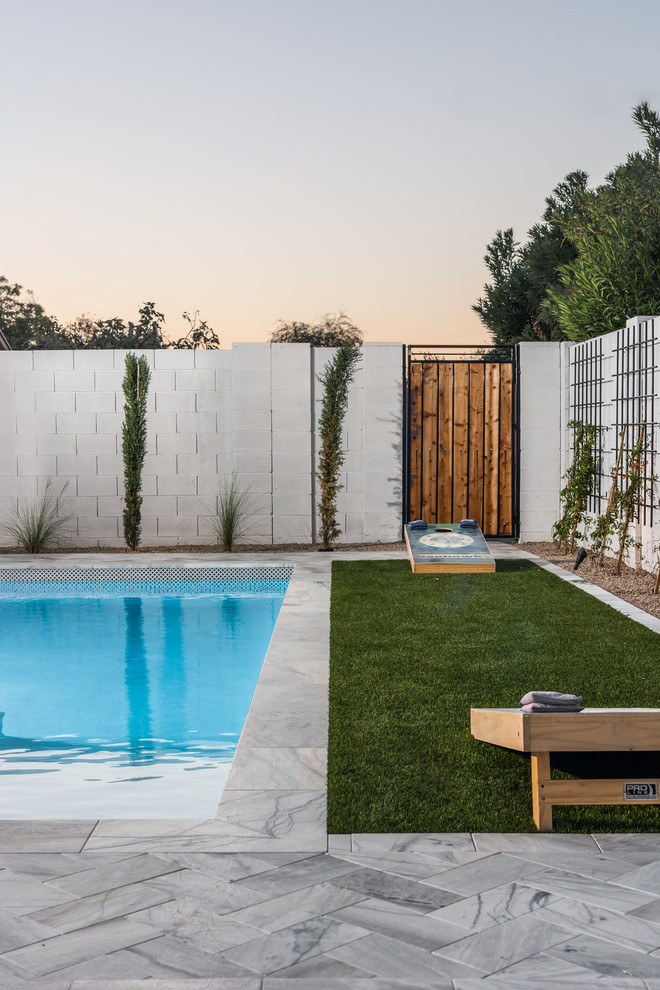 Foto di un giardino minimalista di medie dimensioni e dietro casa con pavimentazioni in pietra naturale