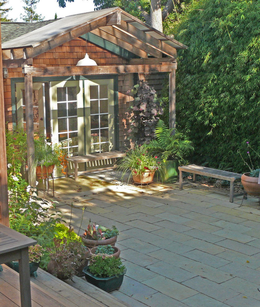 Foto di un giardino xeriscape stile americano in ombra di medie dimensioni e dietro casa con un giardino in vaso e pavimentazioni in pietra naturale