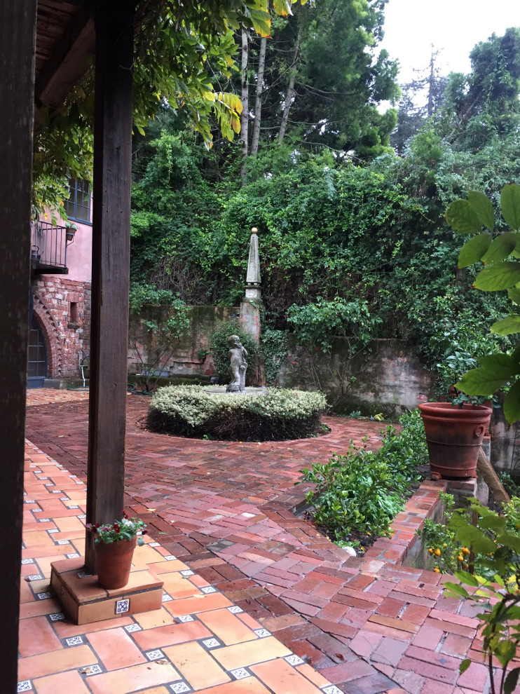 Источник вдохновения для домашнего уюта: большой весенний регулярный сад на внутреннем дворе в классическом стиле с камнем в ландшафтном дизайне, полуденной тенью и мощением клинкерной брусчаткой