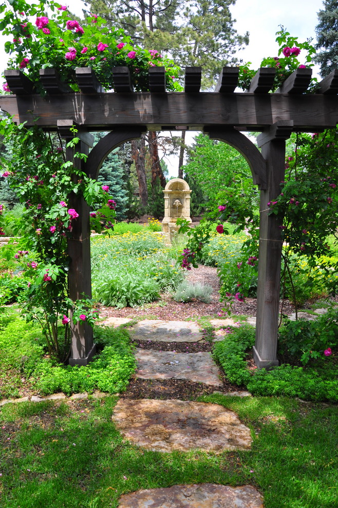 Ejemplo de jardín clásico, en patio trasero, con adoquines de piedra natural