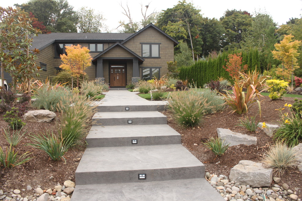 Inspiration for a traditional front yard landscaping in Portland for fall.